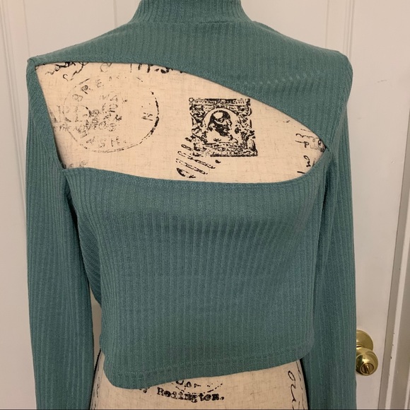 NWOT-Cutout Front Rib-knit Crop size L- 8/10 - Picture 2 of 8